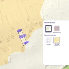 Mapa z zaznaczoną działką i wymiarami, obok okno wyboru mapy z opcją "Tereny budowlane". Sprawdzamy warunki zabudowy na działce rolnej.