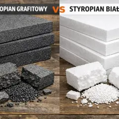 Styropian grafitowy i biały EPS na drewnianym tle. Różnice w strukturze i granulacji materiałów izolacyjnych.
