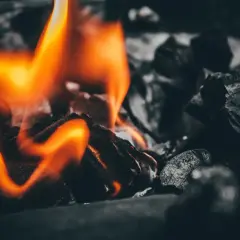 Żar rozżarzonego szamotu, płomienie tańczą na węglu, tworząc hipnotyzujący widok.