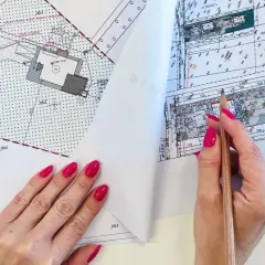 Szukasz informacji o mapa do celów projektowych cena? Na zdjęciu widać fragment mapy geodezyjnej, gdzie zaznaczono projektowane przyłącza.