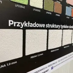 Przykładowe struktury elewacyjne tynków. Widoczne próbki o różnej grubości ziarna: 1,0 mm, 1,5 mm, 2,0 mm i 2,5 mm.