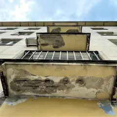 Zniszczone balkony bloku, odsłonięte zbrojenie. Potrzebny inhibitor korozji, by uratować konstrukcję.