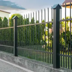 Solidny betonowy murek jako alternatywa dla podmurówki pod ogrodzenie. Elegancka czarna siatka z ostrymi zakończeniami.