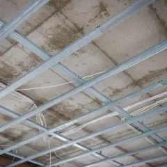 Sufity podwieszane cena za 1m2 robocizna. Metalowy stelaż pod sufity podwieszane, z widocznymi przewodami elektrycznymi, gotowy do montażu.