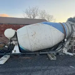 Gruszka betonu, stara i zardzewiała, stoi na podwórzu. Zastanawiasz się, ile kosztuje gruszka betonu?