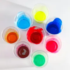 Kolorowe farby w kubeczkach, idealne jako jaka farba do plastiku na zewnątrz. Odcienie czerwieni, niebieskiego, żółtego, zielonego, pomarańczowego i różowego.
