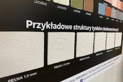 Przykładowe struktury elewacyjne tynków. Widoczne próbki o różnej grubości ziarna: 1,0 mm, 1,5 mm, 2,0 mm i 2,5 mm.