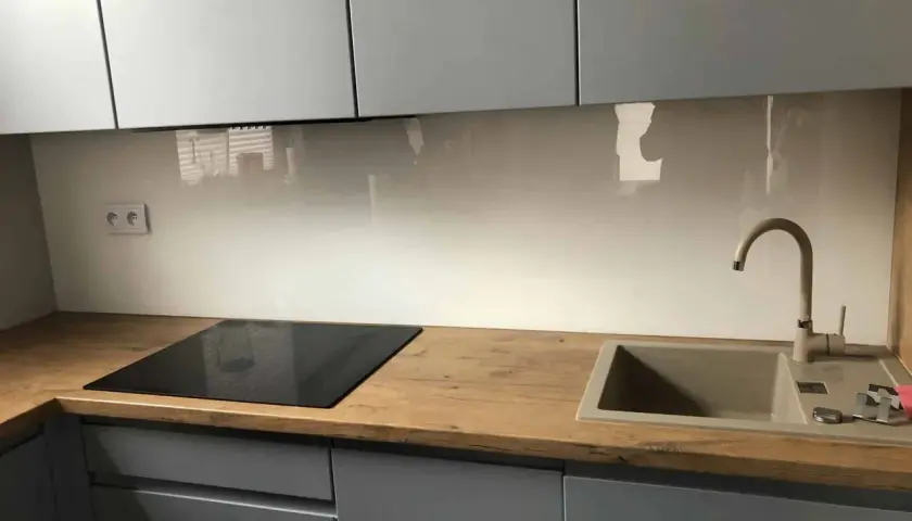 Jak zamontować szkło w kuchni? Przewodnik DIY bez błędów!