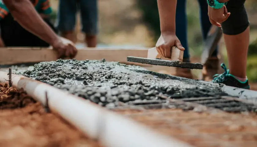 Praca z mokrym betonem na budowie. Sprawdzanie jakości i ceny za suchy beton cena 1m3.