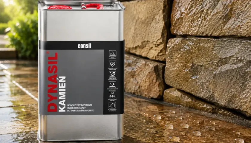 Metalowa puszka z napisem "Dynasil Kamień" obok mokrej kamiennej ściany. To nowoczesny impregnat hydrofobizujący do kamienia naturalnego.