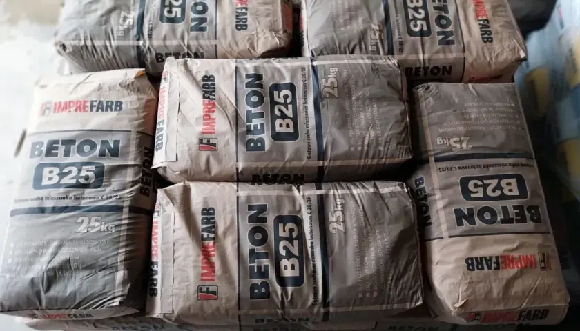 Sztaple worków z suchą mieszanką betonową B25. Waga 25kg. Zastanawiasz się, ile cementu na kubik betonu?