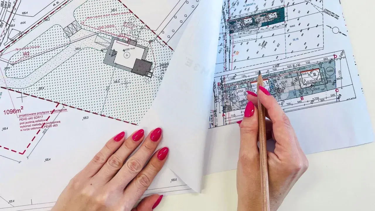 Szukasz informacji o mapa do celów projektowych cena? Na zdjęciu widać fragment mapy geodezyjnej, gdzie zaznaczono projektowane przyłącza.
