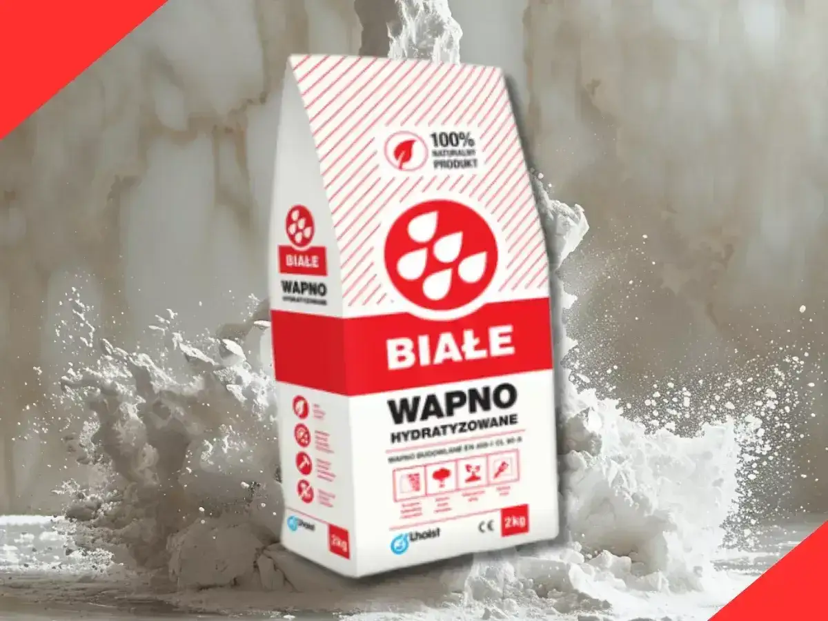 Białe wapno hydratyzowane w worku, idealne do budowy. Ten naturalny produkt, wapno węglanowe, rozsypuje się w obłoku pyłu.