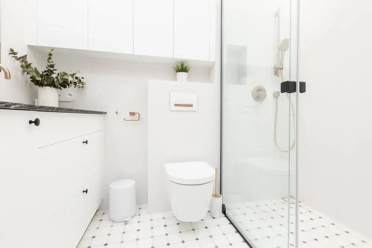 Nowoczesna łazienka 5m2. Szacowany koszt remontu łazienki 5m2 robocizna. Białe płytki, prysznic walk-in, wisząca miska WC.