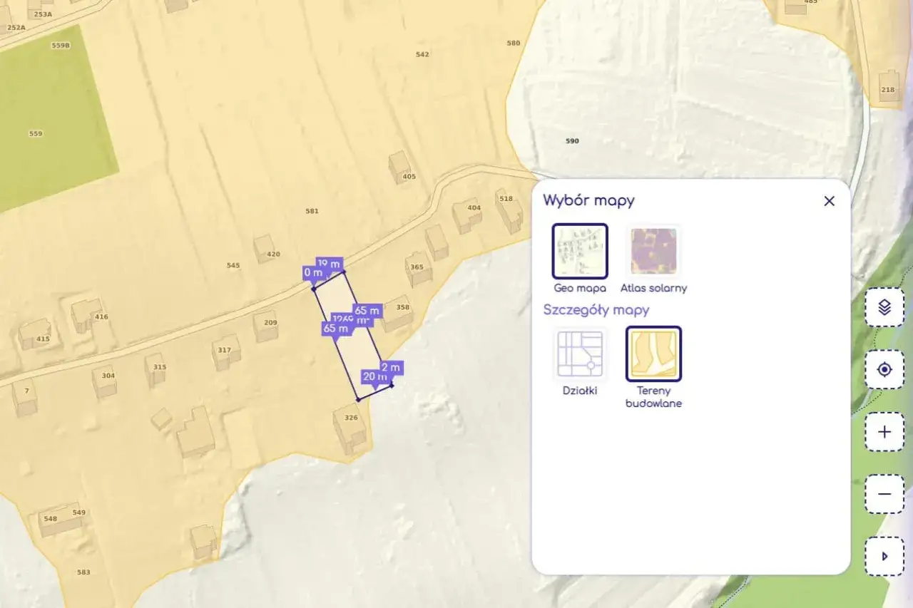 Mapa z zaznaczoną działką i wymiarami, obok okno wyboru mapy z opcją 
