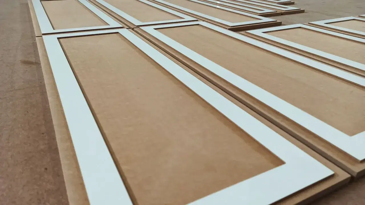 Gotowe elementy meblowe z płyty MDF, z białymi ramkami. To właśnie mdf co to za materiał?
